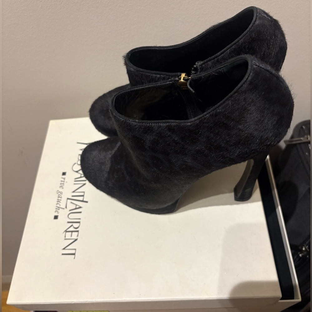 Yves Saint Laurent Elegant Black Design in original box dust bag included
